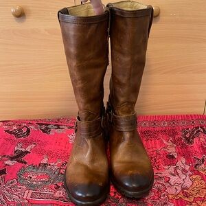 Frey boot with zipper on the side
